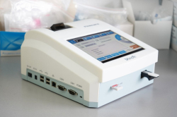 Multifunkční analyzátor pro ambulantní lékaře Finecare PLUS FIA Meter (Analyzátor CRP, PCT, NT-proBNP, cTnl, Myo, CK-MB, H-FABP, BNP, HbA1c, MAU, CYS-C, T4, TSH, NGAL, AFP, PSA, CEA, D-dimer, HCG) 